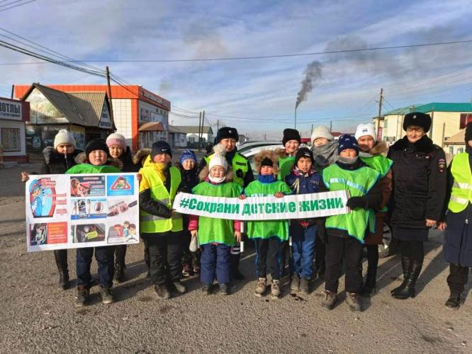 В Кош-Агачском районе автоинспекторы и их юные помощники напомнили водителям о необходимости соблюдения ПДД