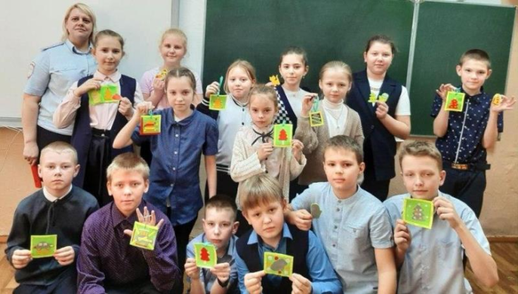 Школьники вместе с сотрудниками ГИБДД создали индивидуальные световозвращающие элементы