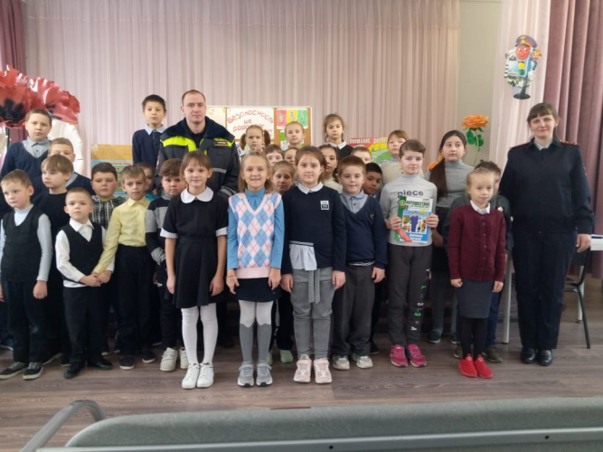Дорожные полицейские Дзержинского района проводят профилактические беседы в образовательных организациях