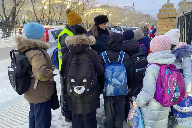 В школах Улан-Удэ автоинспекторы и педагоги ДЮЦ «Безопасное детство» проводят мониторинг ношения световозвращающих элементов учащимися