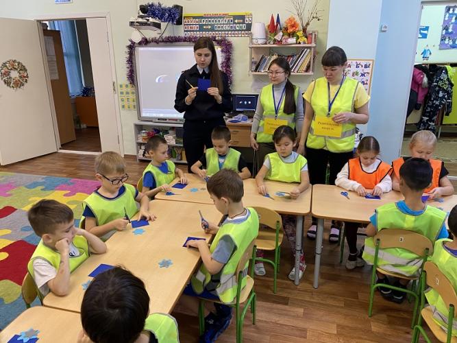 В Салехарде полицейские и родительский патруль провели мастер-класс по изготовлению световозвращающих снежинок
