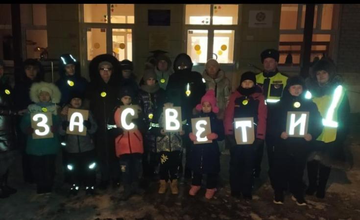 В школе-интернате Ялуторовска сотрудники Госавтоинспекции провели мастер класс по изготовлению световозвращающих аксессуаров для детей с ограниченными возможностями здоровья