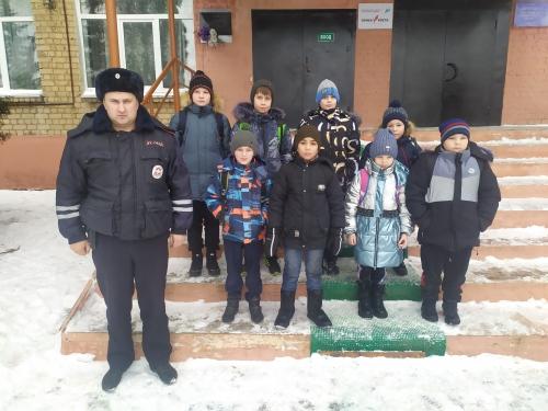 В образовательных учреждениях Верховского района сотрудники Госавтоинспекции провели профилактическую акцию «Самая заметная школа»