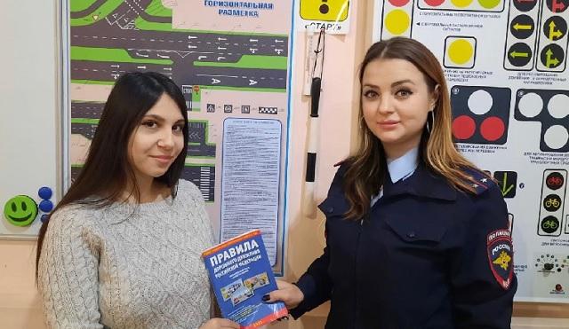 Дорожные полицейские Кубани дают рекомендации по БДД молодым водителям
