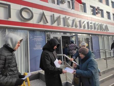 В Волжском пожилым посетителям поликлиники напомнили о правилах безопасности на дороге