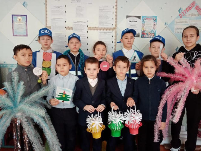 Юные инспектора из Нурлата участвуют в конкурсе новогодних игрушек на "Сакла"