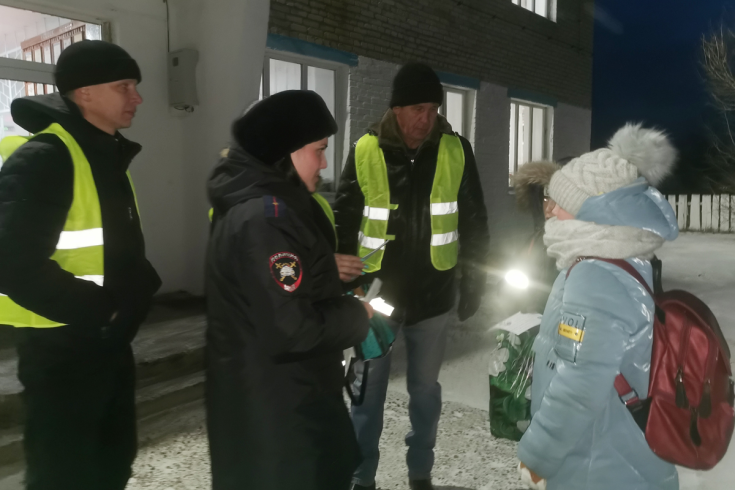 В Бурятии активисты родительских комитетов и педагоги проверяют наличие световозвращателей у школьников