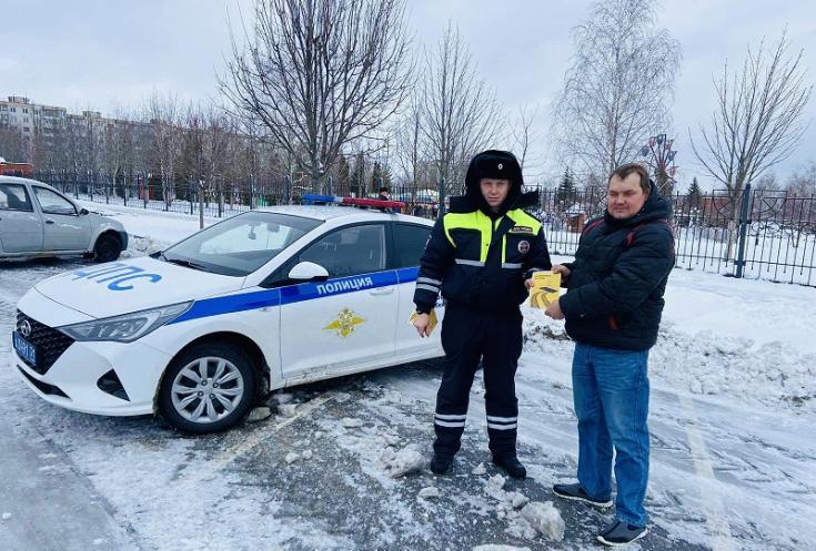 Белгородские автоинспекторы организовали консультации с водителями о влиянии использования гаджетов во время управления автомобилем