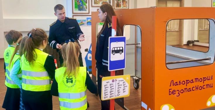 В Великом Новгороде волонтеры ЮИД обучают детей модели безопасного участия в дорожном движении
