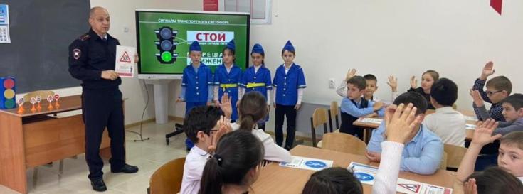 Участники отрядов ЮИД вместе с автоинспекторами Кабардино-Балкарии проводят интерактив для школьников «Я – пешеход!»