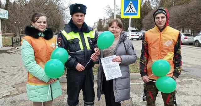 На Кубани автоинспекторы провели мероприятие «Зеленый свет пешеходу»