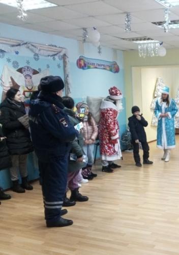 Полицейский Дед Мороз со Снегурочкой пришли в гости к детям
