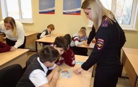 Самарские полицейские и общественники провели увлекательные уроки по безопасности дорожного движения для юных пешеходов.