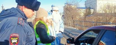 В Липецкой области Дед Мороз принял участие в предновогоднем рейде и проверил безопасную перевозку детей-пассажиров