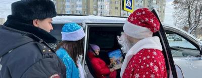 «Полицейский Дед Мороз» и новогодний экипаж Госавтоинспекции напомнили орловским водителям о мерах безопасности при перевозке детей-пассажиров