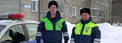 В Кировской области автоинспекторы оказали помощь женщине-водителю, попавшей в сложную ситуацию на дороге