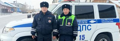 В Бурятии автоинспекторы помогли замерзающему на дороге пешеходу
