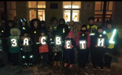 В школе-интернате сотрудники тюменской Госавтоинспекции провели мастер-класс по изготовлению световозвращающих аксессуаров для детей с ограниченными возможностями здоровья