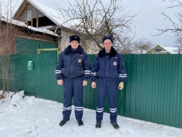 Новгородские автоинспекторы спасли мужчину на пожаре