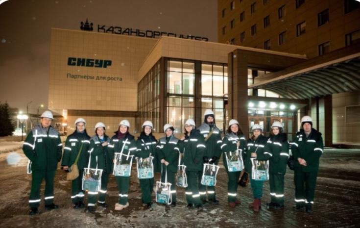Казанцам подарили световозвращающие шопперы для безопасности на дорогах в темное время суток