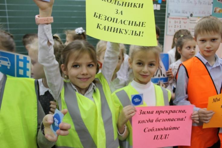В г. Шарыпово сотрудники Госавтоинспекции для детей организовали акцию «Будь заметен на дороге, всегда!»