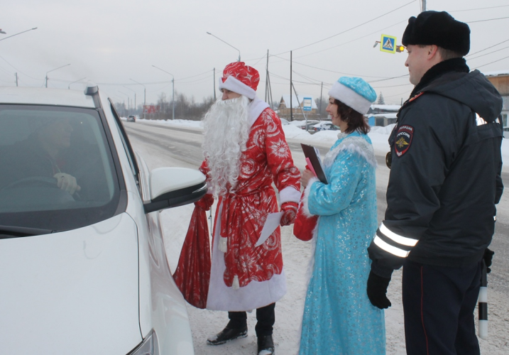В Лесосибирске новогодний патруль напомнил автолюбителям о дорожной безопасности