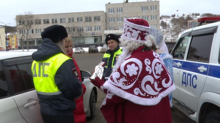 Дед мороз раздал углегорским автолюбителям подарки