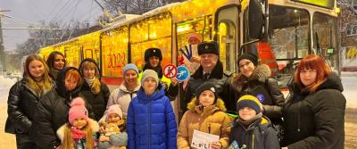 В Подмосковье автоинспекторы провели тематическое мероприятие с пассажирами стилизованного новогоднего троллейбуса