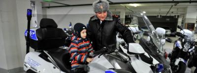 Сотрудники Госавтоинспекции Татарстана исполнили новогоднюю мечту 5-летнего мальчика