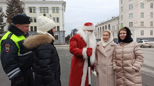 В Чувашии Полицейский Дед Мороз ежедневно выходит на дороги городов