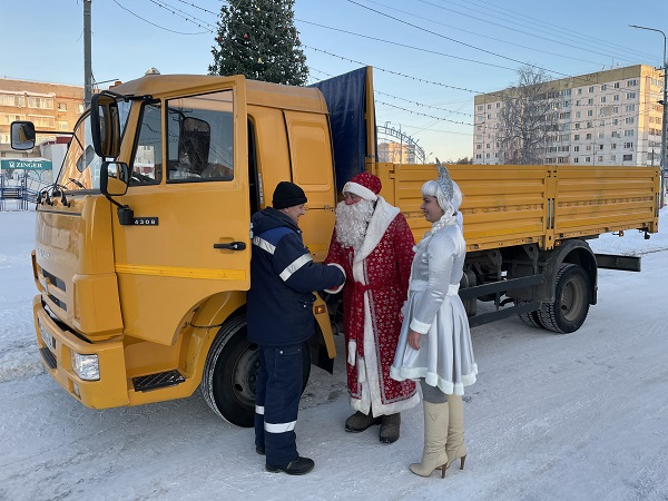 Печорские Госавтоинспекторы поздравили участников дорожного движения с наступающим Новым годом