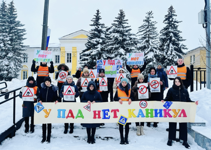 В поселке Хиславичи школьники и сотрудники Госавтоинспекции провели акцию «У ПДД нет каникул!»