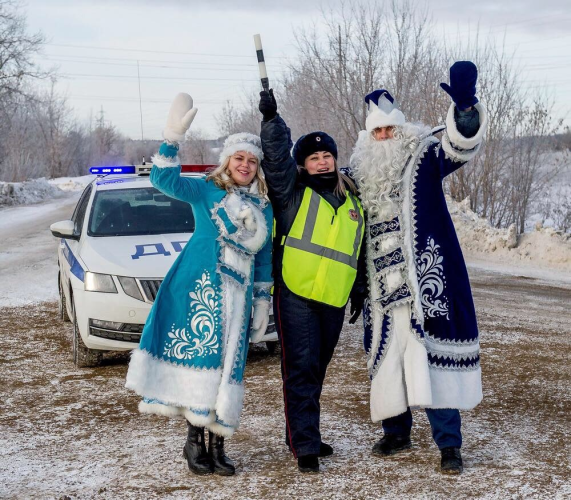 Ты водитель не спеши! Поздравление в Новый год получи!