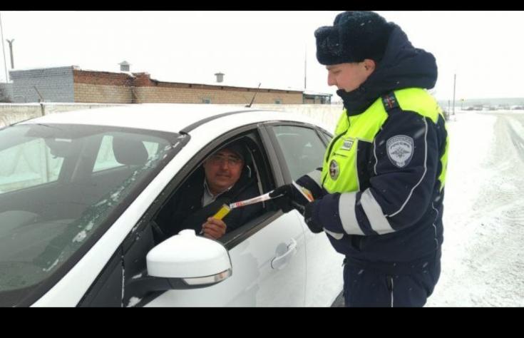 Инспекторы Буинского отделения ГИБДД поздравляли автомобилистов и пешеходов с Новым годом