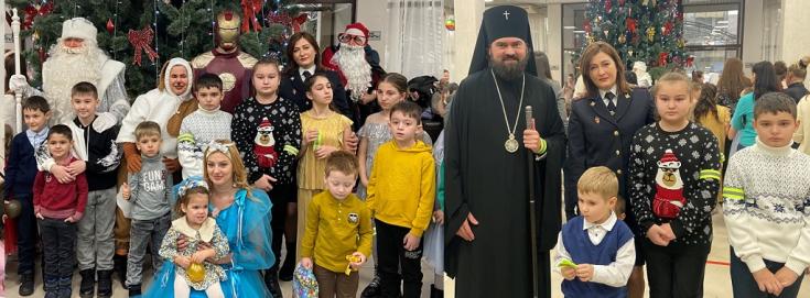 Гости Рождественской елки в Нальчике получили световозвращающие аксессуары от автоинспекторов