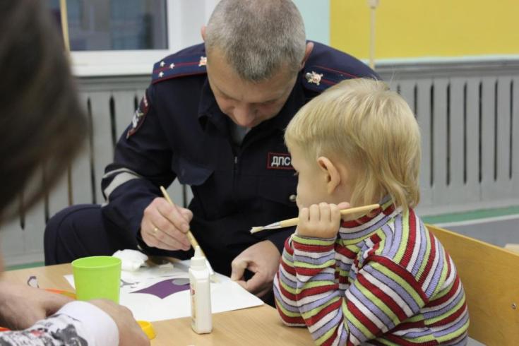 Перевозские полицейские провели мастер-класс по изготовлению светоотражающих элементов