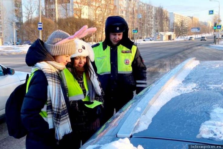 В ходе акции псковские сотрудники Госавтоинспекции поздравили водителей с Рождеством