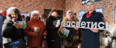 В Подмосковье сотрудники Госавтоинспекции напомнили участникам клуба «Активное долголетие» о дорожной безопасности
