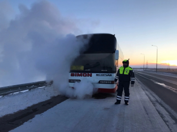 В Самарской области сотрудники полиции пришли на помощь замерзавшим пассажирам автобуса