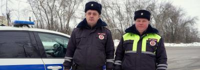 Липецкие автоинспекторы на зимней дороге оказали экстренную помощь семье с тремя детьми