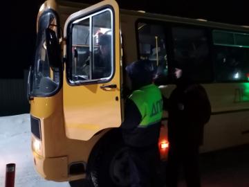 Тюменские автоинспекторы проводят утренние инструктажи у школ по безопасности юных пассажиров
