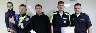 В Татарстане наградили сотрудников Госавтоинспекции, оказавших помощь ребенку