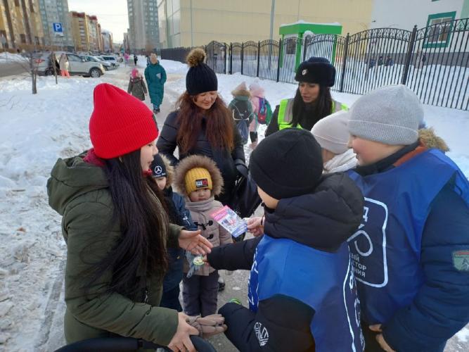 Юные инспекторы движения в Тюмени проводят «минутки» дорожной безопасности у школы для детей и взрослых
