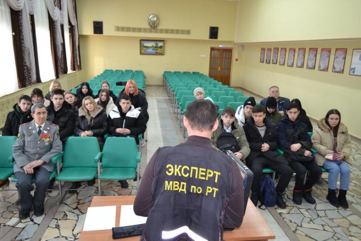 «Студенческий десант» высадился в отделе МВД России по Елабужскому району.