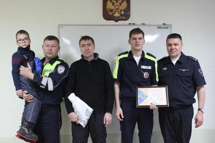 В Госавтоинспекции Набережных Челнов наградили сотрудников, оказавших помощь ребенку