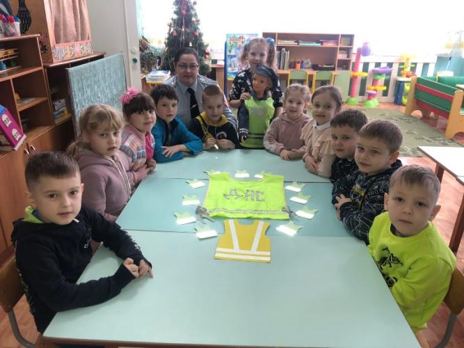 Сотрудники Госавтоинспекции города Кузнецка для воспитанников детского сада провели профилактическое мероприятие