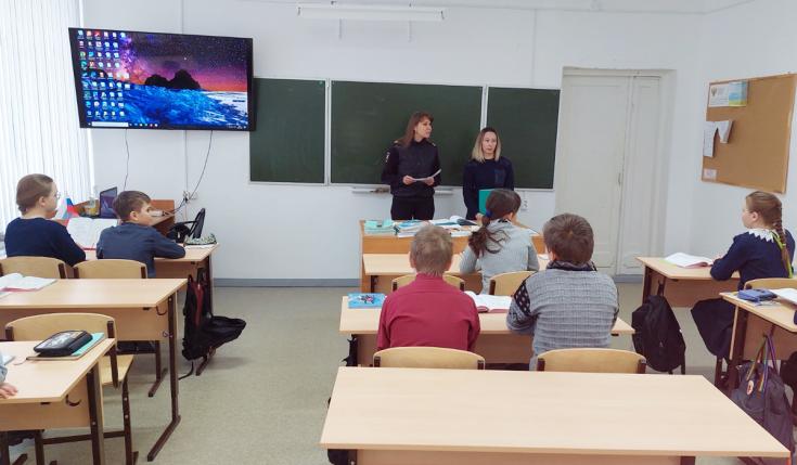 В Прибайкальском районе полицейские провели правовые занятия со школьниками