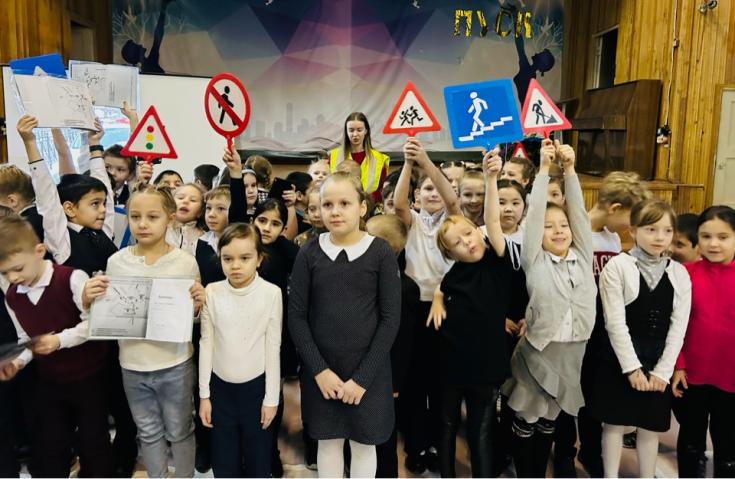 В Мурманске госавтоинспекторы проверили знания детей на тему безопасных маршрутов от дома до школы