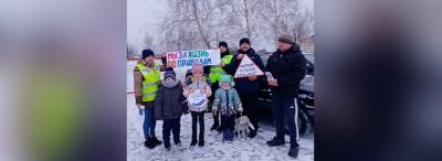 В Белгородской области сельский родительский патруль развернул консультационные зоны по ПДД вблизи образовательных учреждений
