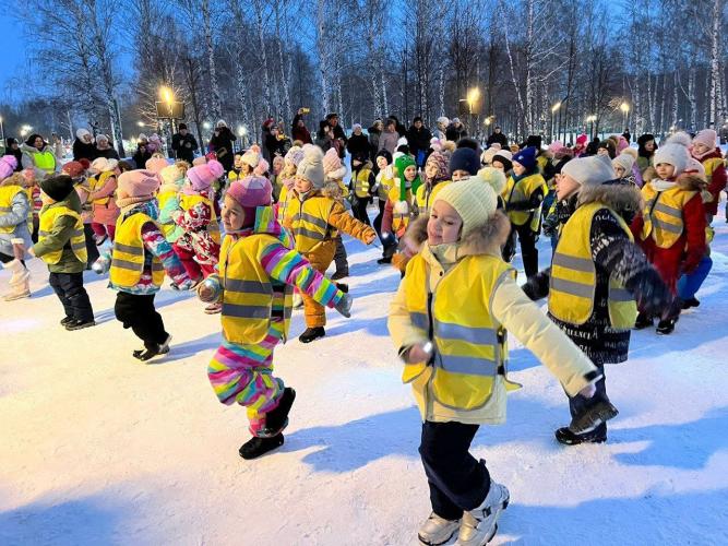 В Нижнекамске прошёл танцевальный флешмоб "Засветись, Нижнекамск!"